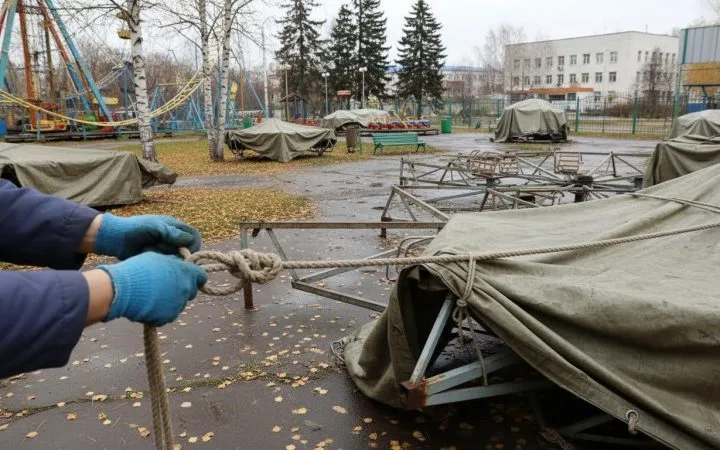 В Омске законсервировали аттракционы в парках