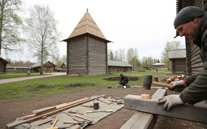 В музее «Ангарская деревня» отреставрировали крышу старейшей башни Братского острога