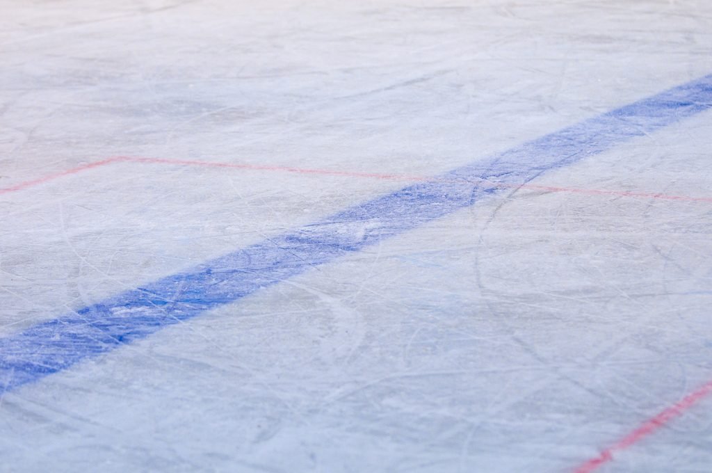 Стадион лед. Лед хоккей. Лед на хоккейной площадке. Хоккейное поле лед. Разметка льда для хоккея.
